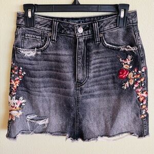 Abercrombie & Fitch Floral Embroidered Black Denim Skirt Size: 26 or Size: 2